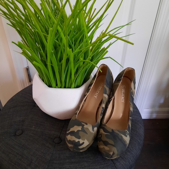 Shoes - Picture 3 of 6